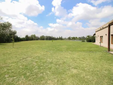 LOTE CON CASA 5 AMB PILETA TENIS LOMA ESCONDIDA