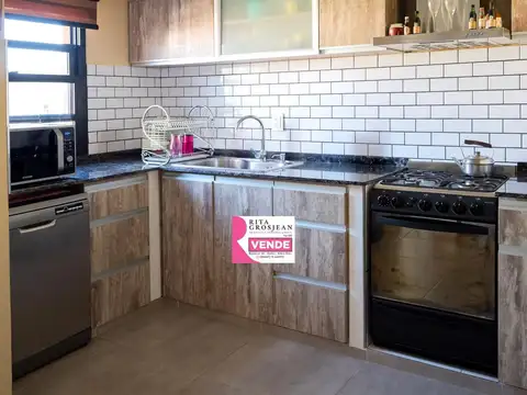 Casa 4 ambientes con 2 baños