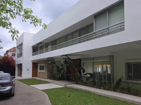 Venta de Casa en Country Los Alamos Ibarlucea de Categoria