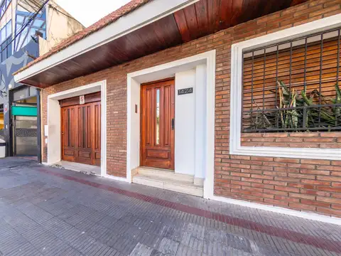 EN VENTA - CASA TRES DORMITORIOS CON PATIO, COCHERA Y QUINCHO - BARRIO ABASTO