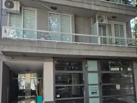 Departamento en alquiler en Villa Urquiza, 1 ambiente dividido (2 amb) al frente, espacio lavarropas y heladera, baño completo. Aire acondicionado