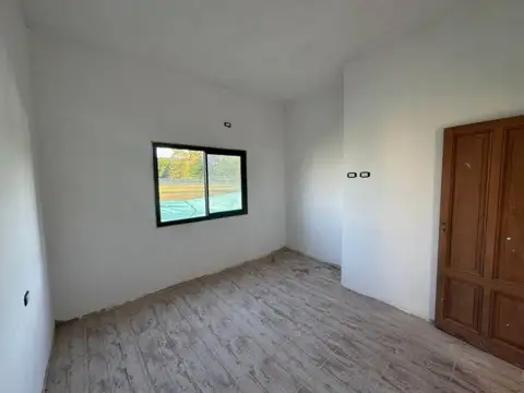 Casa En Venta En Los Juncos, Luján Con Cochera