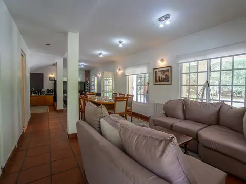 Casa 6 ambientes con 3 baños