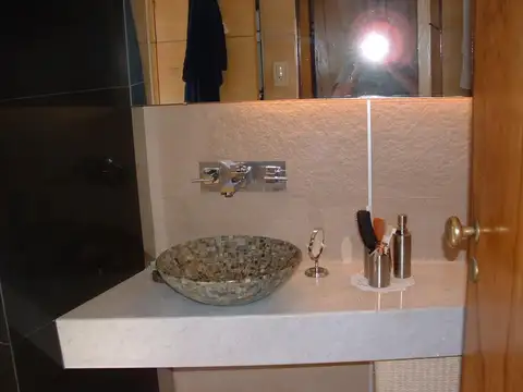 Impecable Chalet de 4 ambientes con amplio jardin. Zona Anfiteatro del Pinar. Gas natural