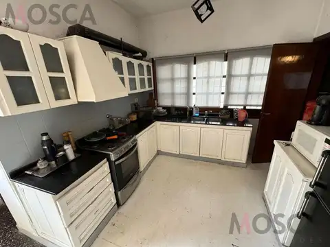 Casa 5 ambientes con 4 baños