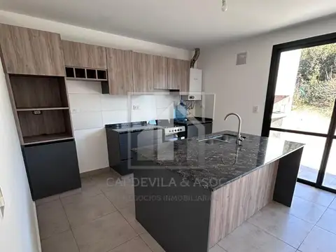 Casa en Alquiler con 2 cocheras