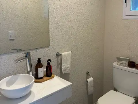 Casa en Alquiler con 2 cocheras