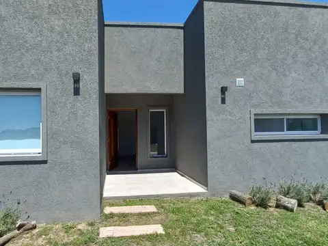 Dueño directo - Casa en alquiler en Pilar Del Este 3 dormitorios con pileta en lote central - Barrio Santa Elisa