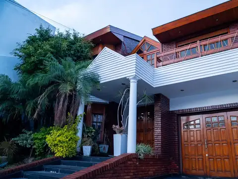 CASA 6 AMBIENTES DE CATEGORIA — 318 M² — CASEROS NORTE