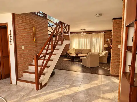 Casa 6 ambientes con 4 baños