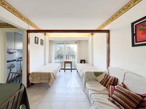 Depto Monoambiente al frente con balcón francés frente a Plaza Colón