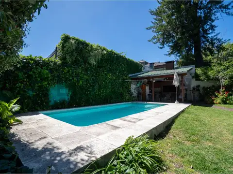 Venta Casa en Hurlingham Gran Lote, Pileta y Quincho