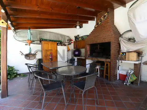 Venta Casa en Hurlingham Gran Lote, Pileta y Quincho