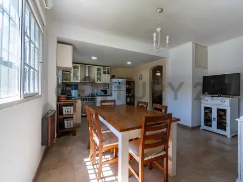 Casa en Venta con 3 cocheras