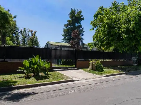 Venta Casa en Hurlingham Gran Lote, Pileta y Quincho