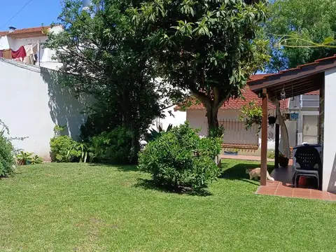 Casa en Alquiler de 5 ambientes en Olivos con Jardín