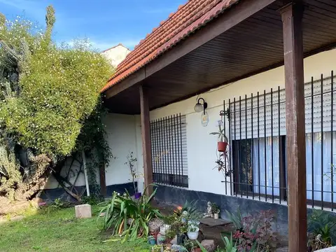VENTA CASA + DOS DEPARTAMENTOS COCHERA ITUZAINGO