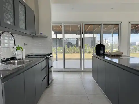 Casa en Venta con 4 cocheras