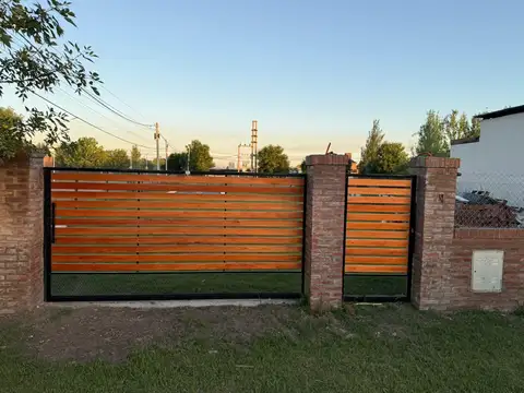 Amplio terreno con piscina en Punta Chacra, Roldán
