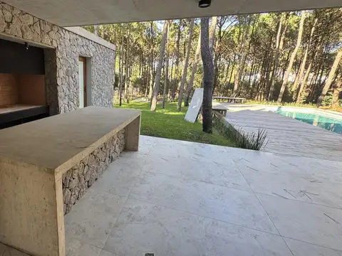 Casa 6 ambientes con 4 baños