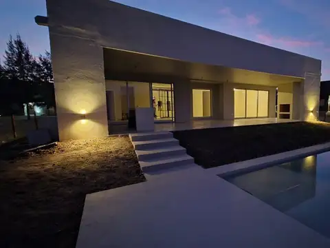 Casa 4 ambientes con 2 baños