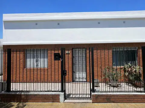 VENTA Casa 4 ambientes  con cochera y jardín y depto. 2 ambientes independiente en San Fernando