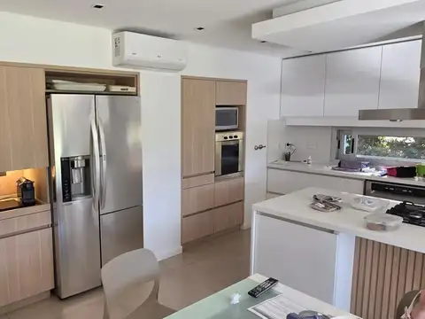 Casa en Alquiler con 4 cocheras