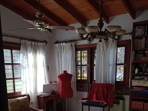 Casa 8 ambientes con 2 baños