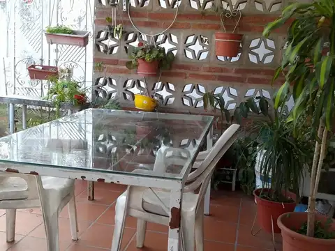 CASA EN VENTA MAS COCHERA PARA 6 AUTOS