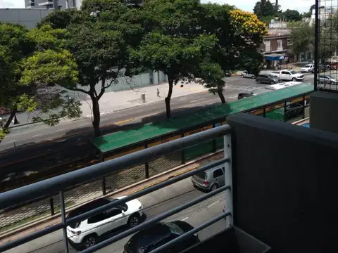 Excelente Departamento 4 ambientes con balcón y cochera.