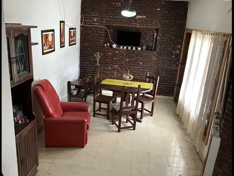 Casa 8 ambientes con 4 baños