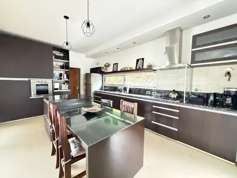 Casa 6 ambientes con 2 baños