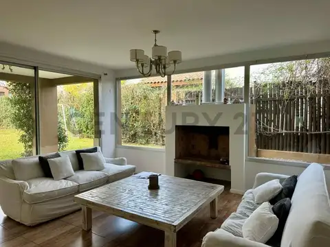 Casa 5 ambientes con 3 baños