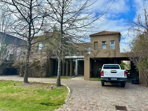 Excelentge Casa en Venta Barrio Talar del Lago I con gran lote y 4 dormitorios