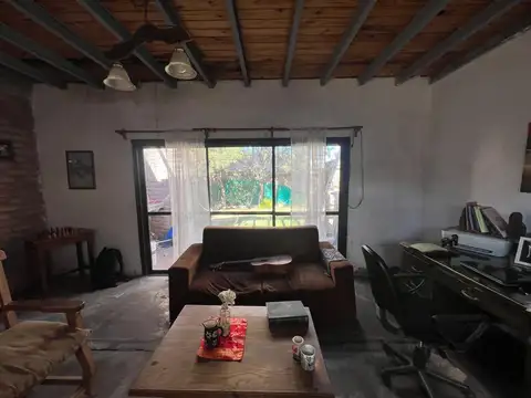 Casa 7 ambientes con 2 baños