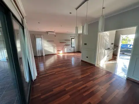 Casa 4 ambientes con 3 baños