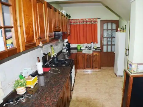 Casa 5 ambientes con 2 baños