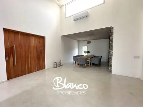 Casa en Alquiler con 2 cocheras