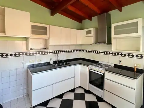 Depto Tipo Casa en Alquiler con 1 cocheras