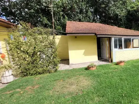 CASA 4 AMBIENTES GARAGE CUBIERTO,QUINCHO Y FONDO.