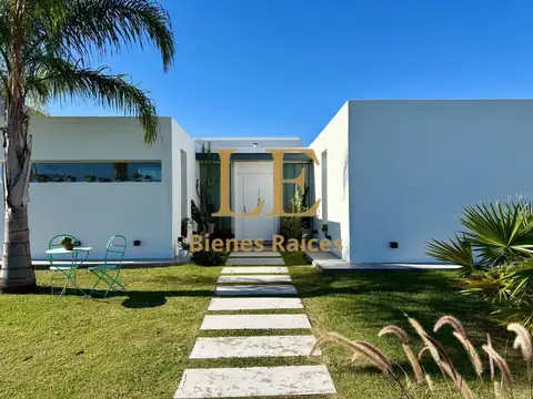 Casa en Venta con 4 cocheras