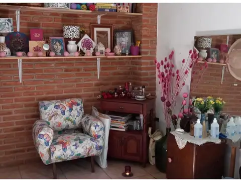 Venta de casa de 5 ambientes en lote con fondo libre y patio