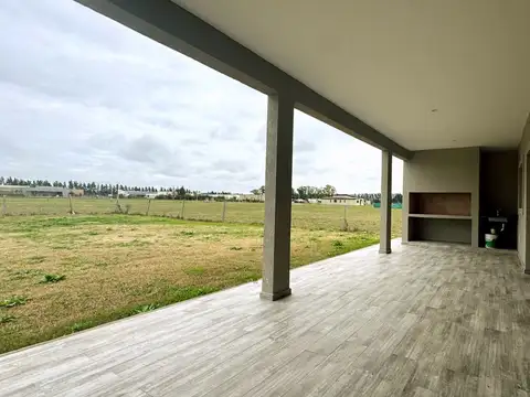Casa 4 ambientes con 3 baños