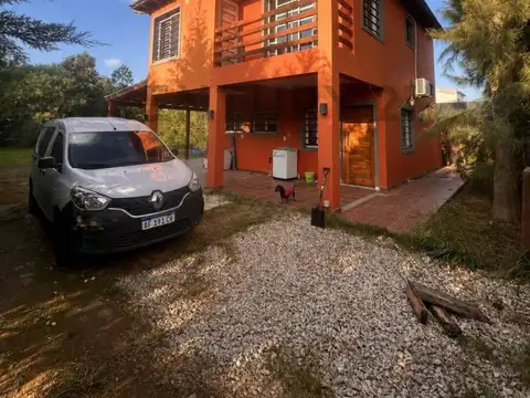 Moderna casa en venta sobre lote de 599 m² en Parque Sicardi