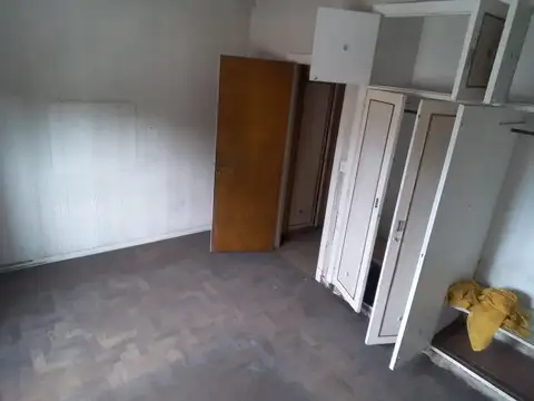 TIPO CASA AL FRENTE / CON PATIO, LAVADERO Y TERRAZA / ESCUCHO OFERTAS  URGENTE/ / PRIMER PISO POR ESCALERA