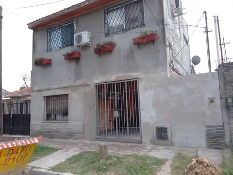 Amplia Casa con Pileta Quincho y 4 Habitaciones!