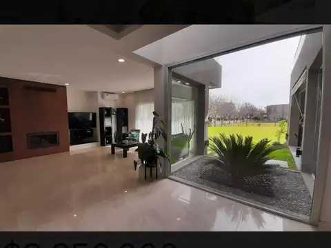 Casa en Venta con 2 cocheras