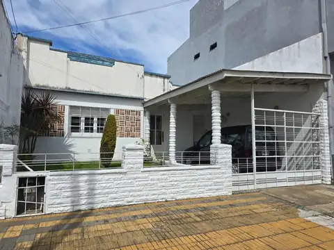 CASA 3 AMB JARDIN QUINCHO COCHERA GERLI LANUS