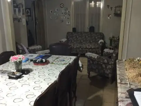 CASONA EN VENTA EN DEAN FUNES AL 1000