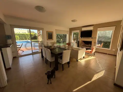 Casa 4 ambientes con 2 baños
